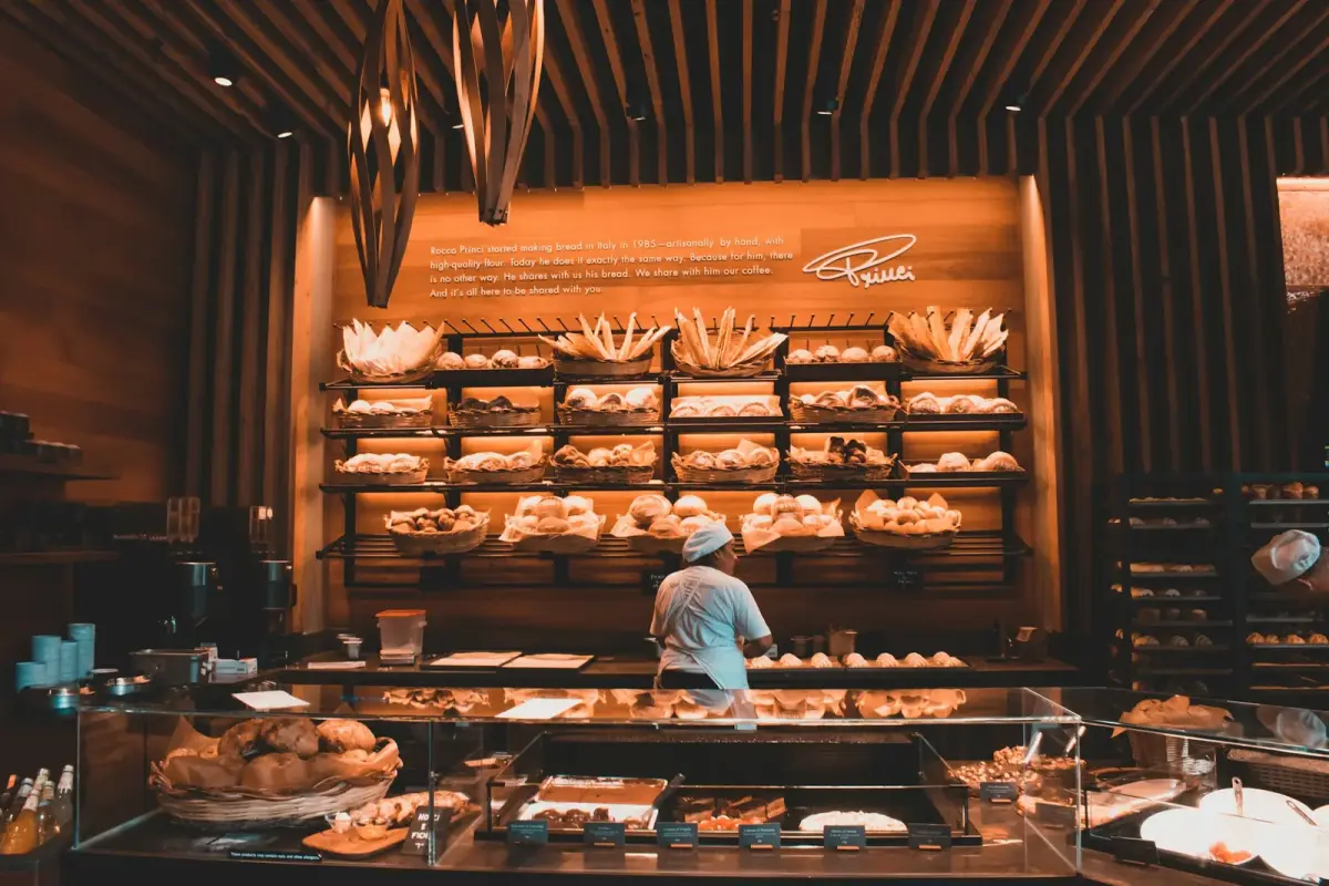 Boulangerie de proximité, le commerçant derrière son comptoir