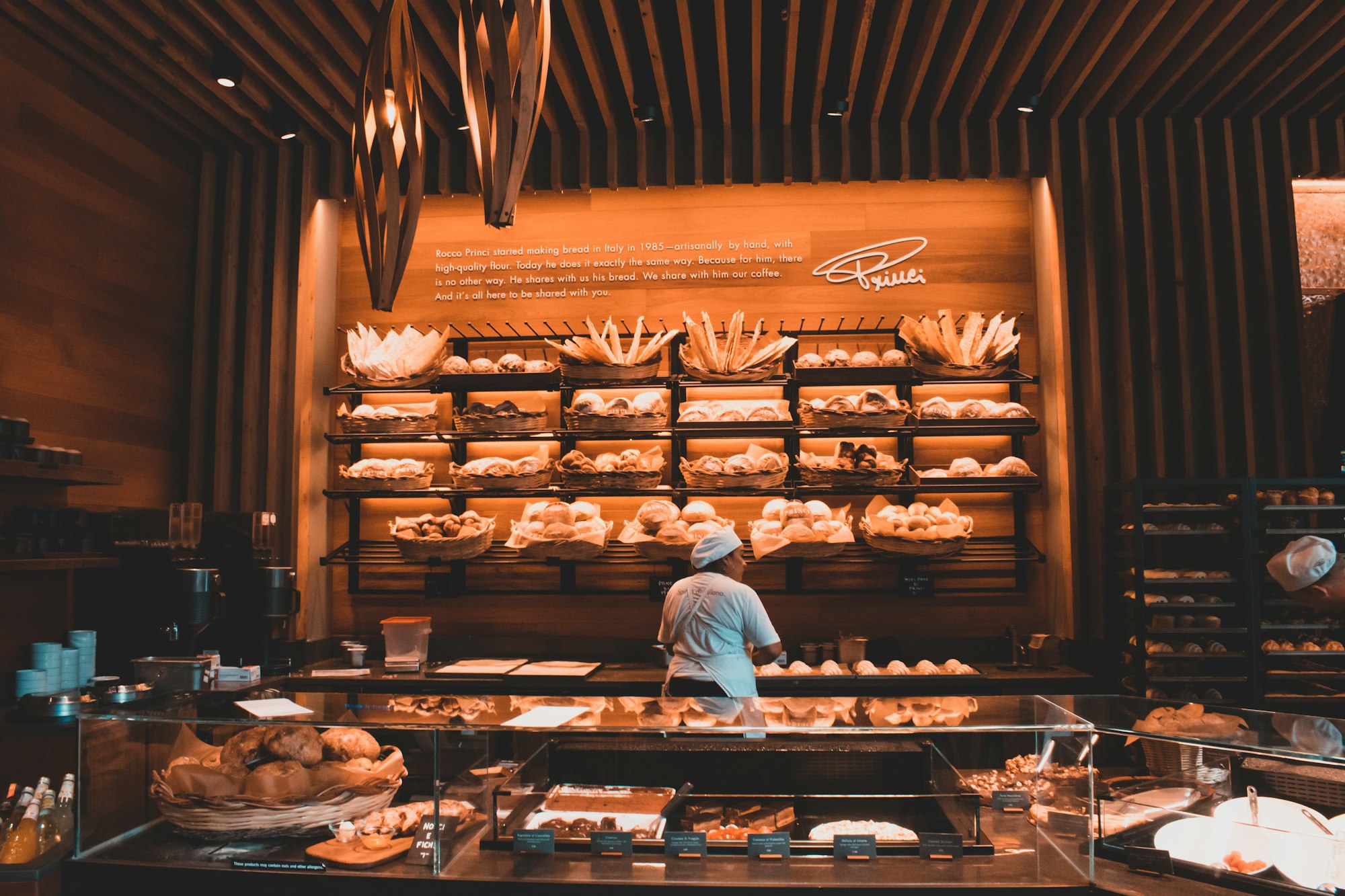 Boulangerie de proximité, le commerçant derrière son comptoir